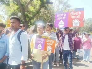 धन वितरण और विरासत कर की बात को लेकर कांग्रेस के खिलाफ छात्रों ने निकाला मार्च